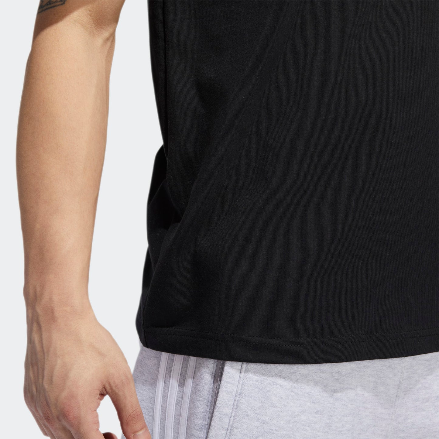 OUTLINE TREFOIL TEE BLACK