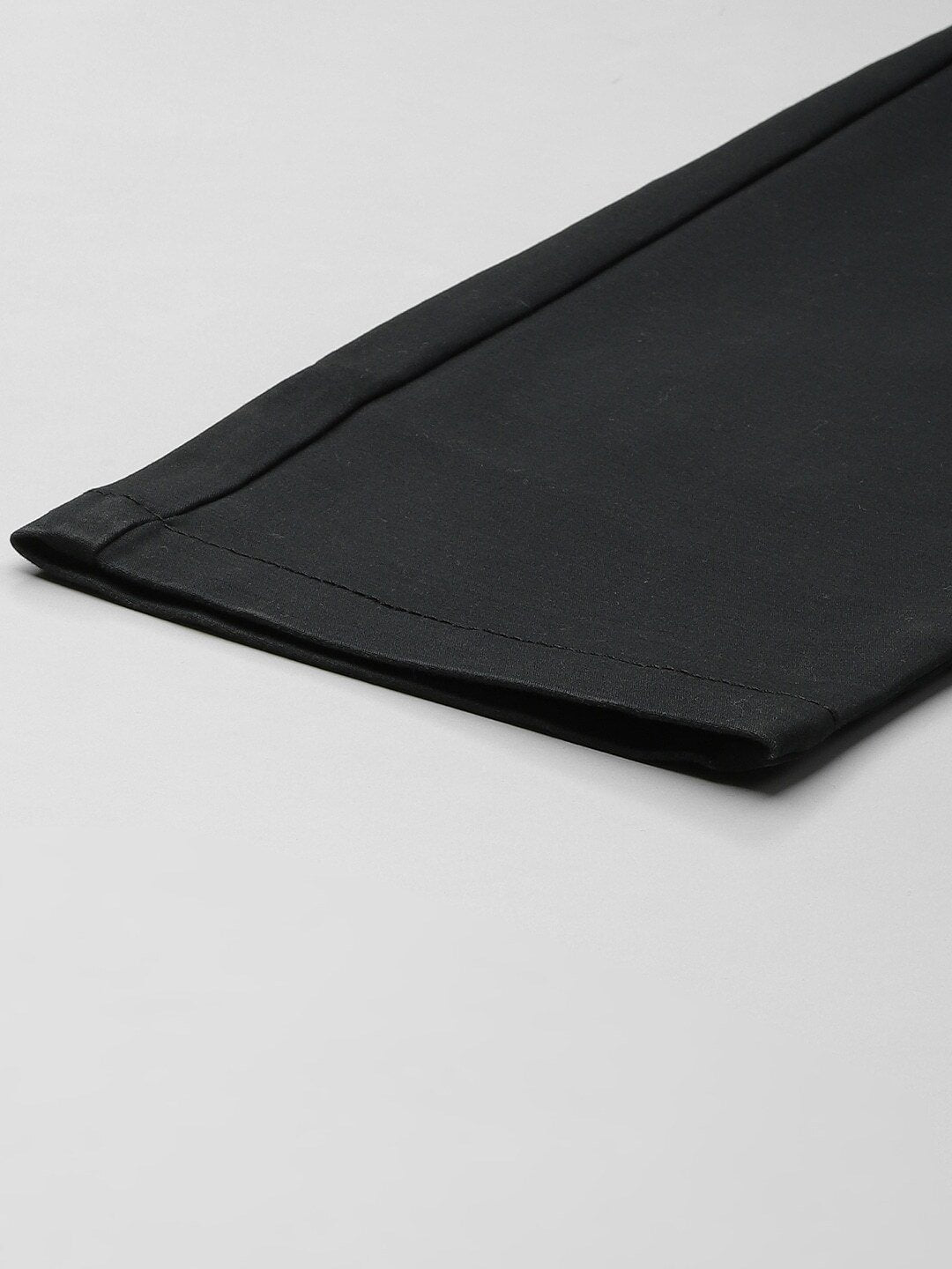 Men Black Solid Tapered Fit Regular Trousers-86919-0001