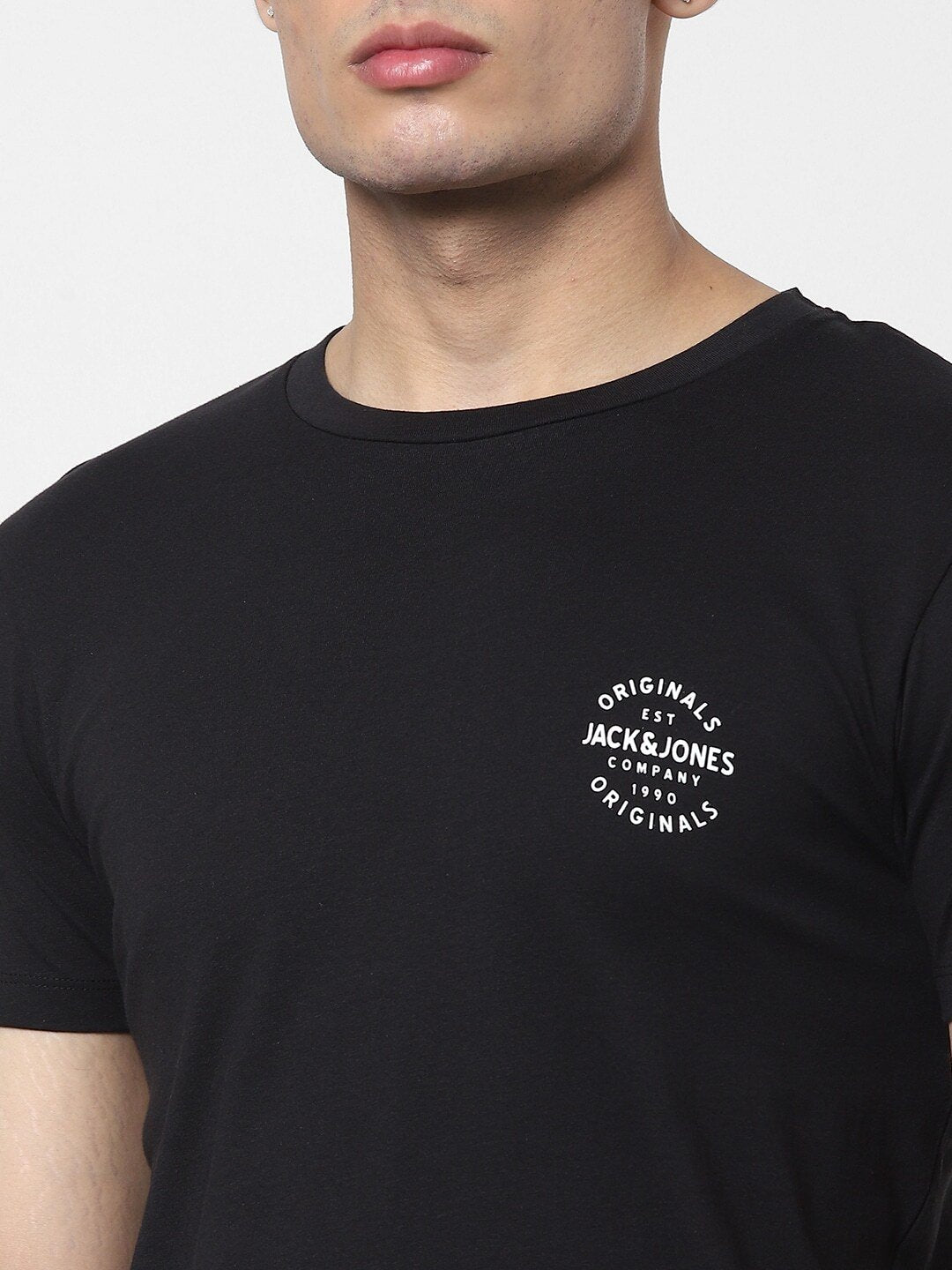 Men Black Solid Round Neck T-shirt-24222040
