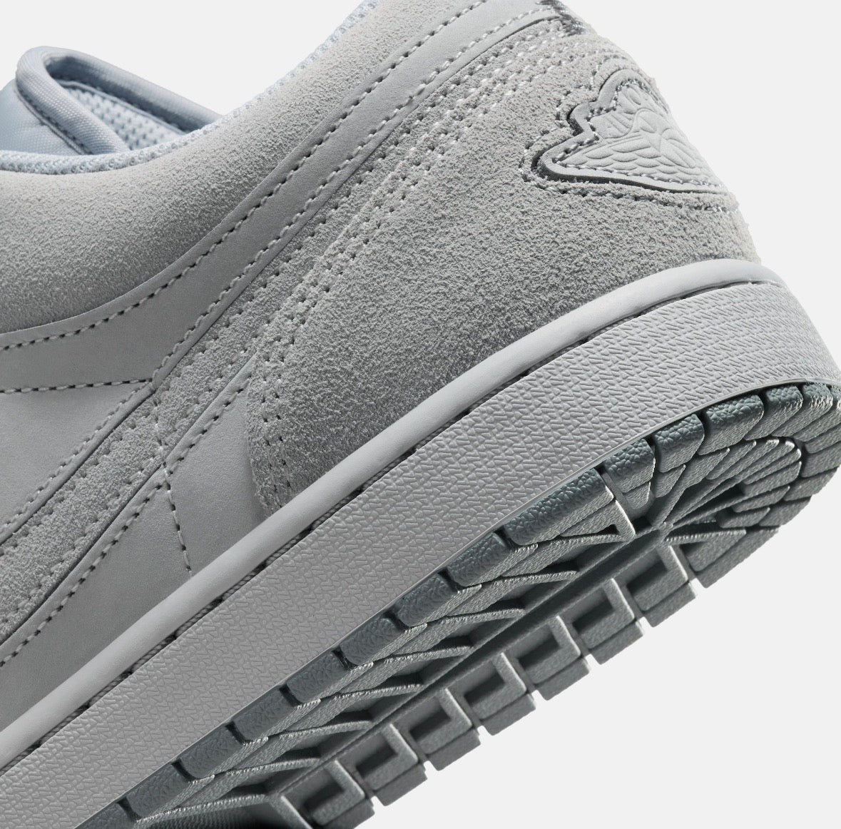 AIR JORDAN 1 LOW SE CRAFT
WOLF GREY/WOLF GREY-SMOKE GREY Ir2014 012