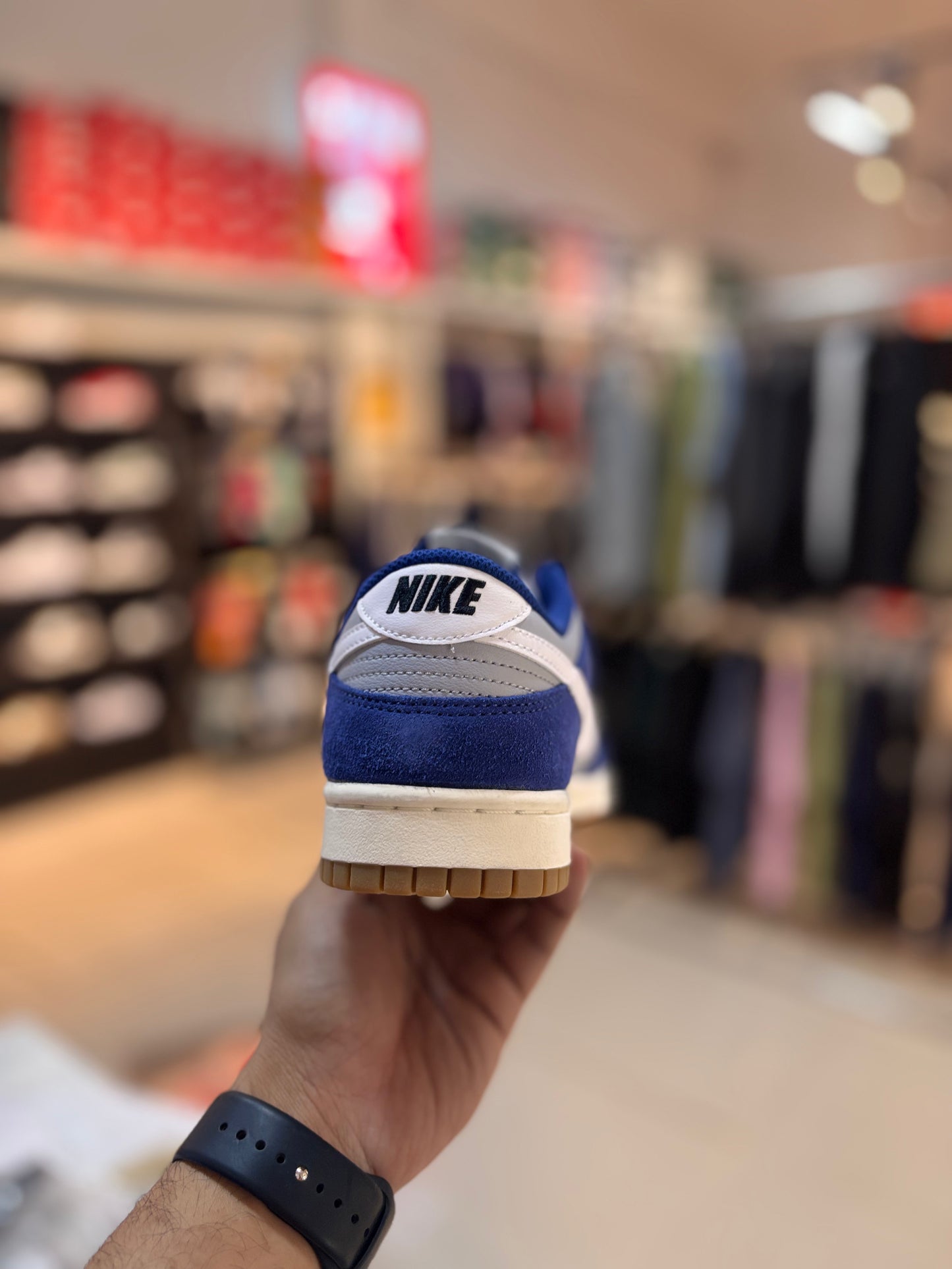 NIKE DUNK LOW RETRO SE
WOLF GREY/WHITE-DEEP ROYAL BLUE-SAIL -Ib6399 003