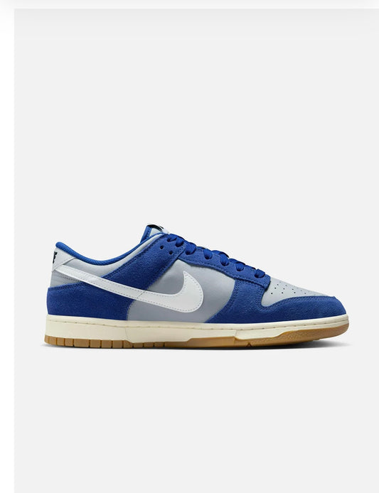 NIKE DUNK LOW RETRO SE
WOLF GREY/WHITE-DEEP ROYAL BLUE-SAIL -Ib6399 003